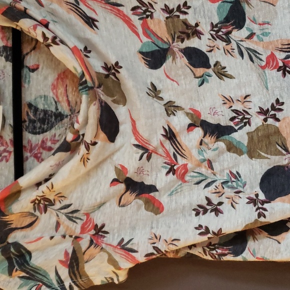 Size Medium, Rachel Zoe floral T, flowy, pretty pattern and feel. 100% linen - Picture 2 of 4